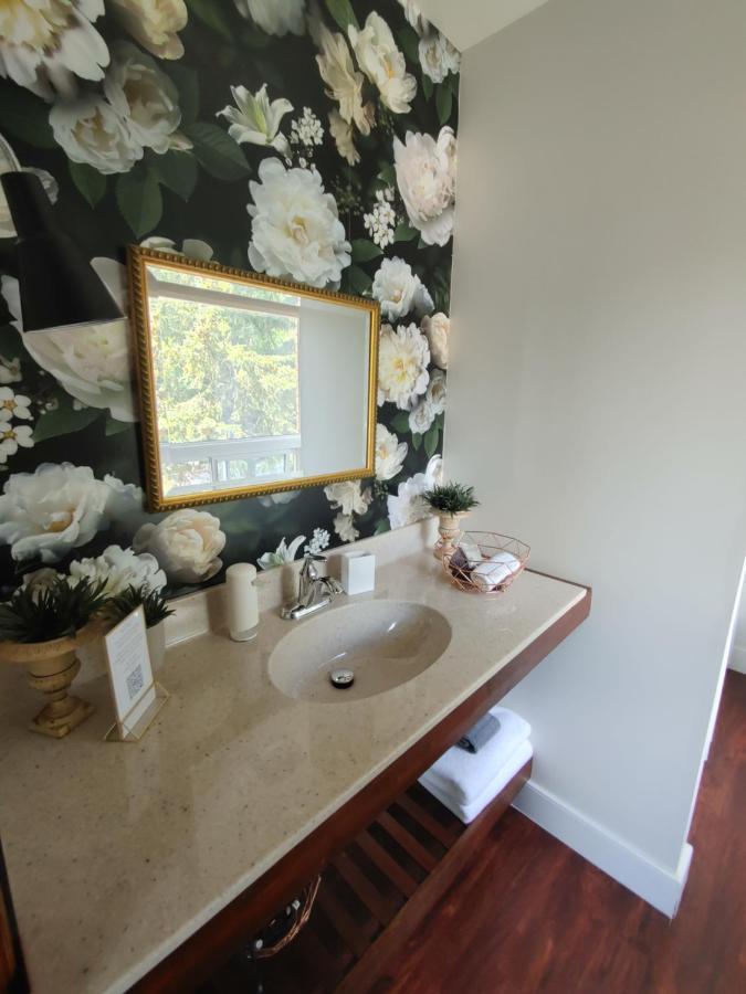 Stonewater Manor B&B Ґананокве Екстер'єр фото