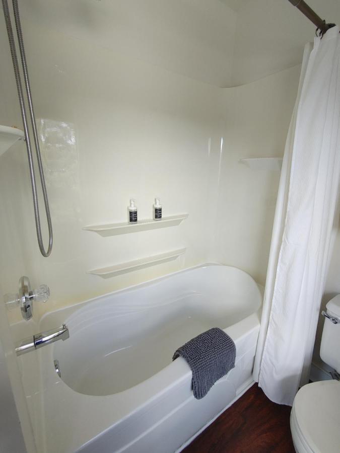 Stonewater Manor B&B Ґананокве Екстер'єр фото