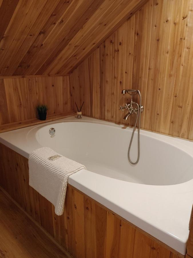 Stonewater Manor B&B Ґананокве Екстер'єр фото