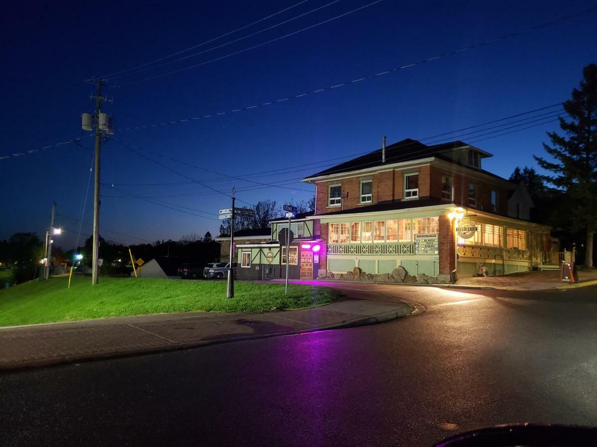 Stonewater Manor B&B Ґананокве Екстер'єр фото
